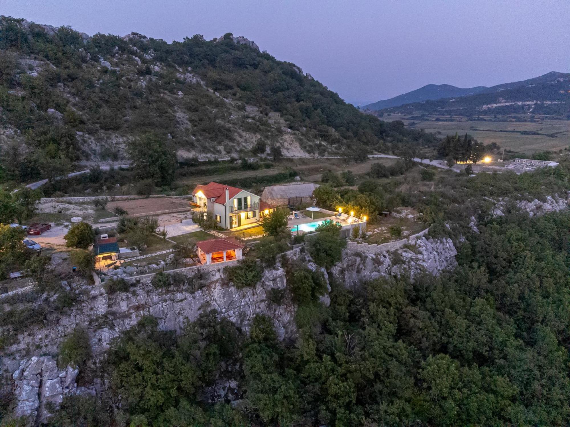 Luce * Omis